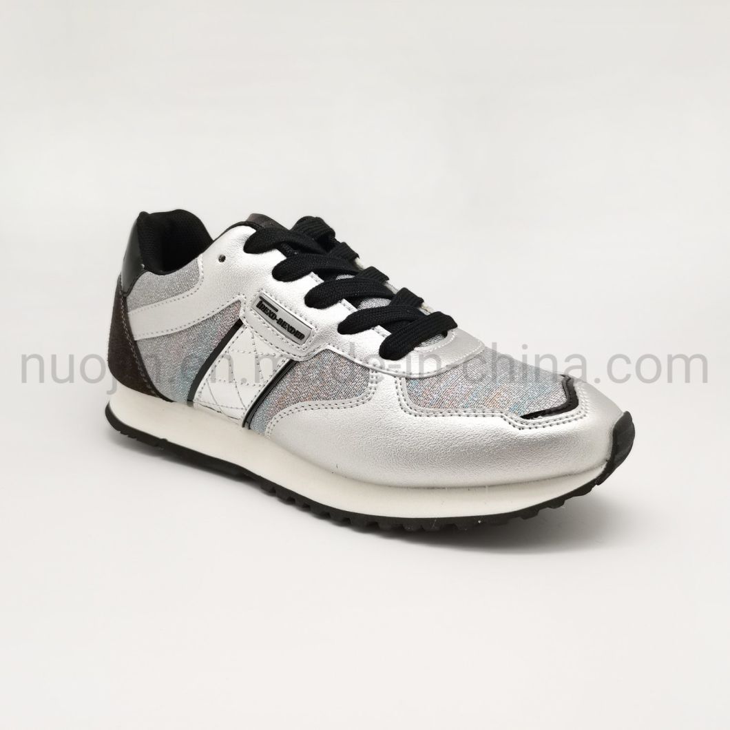 Chaussures d&eacute;contract&eacute;es et confortables pour femmes.