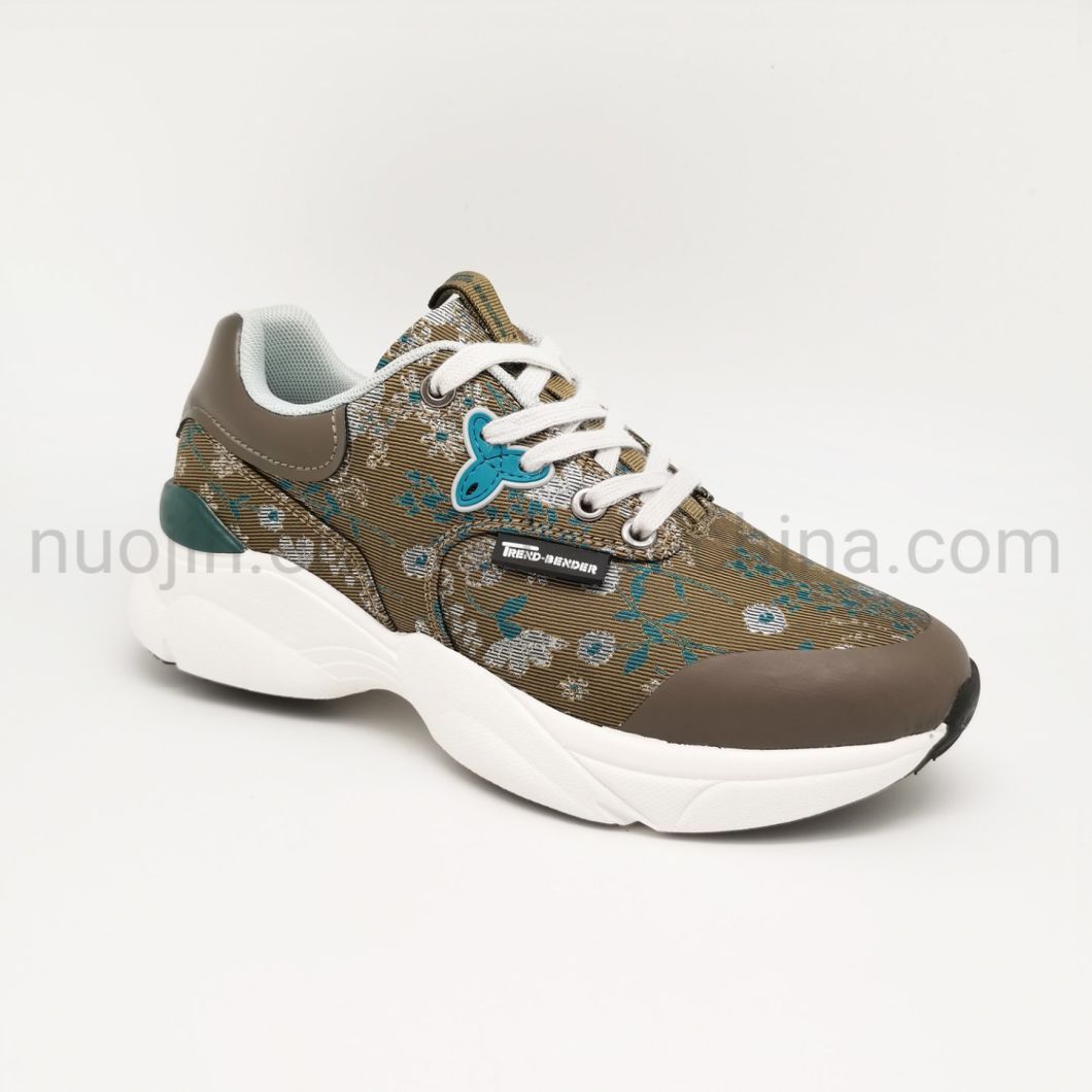 Chaussures d&eacute;contract&eacute;es et confortables pour femmes.