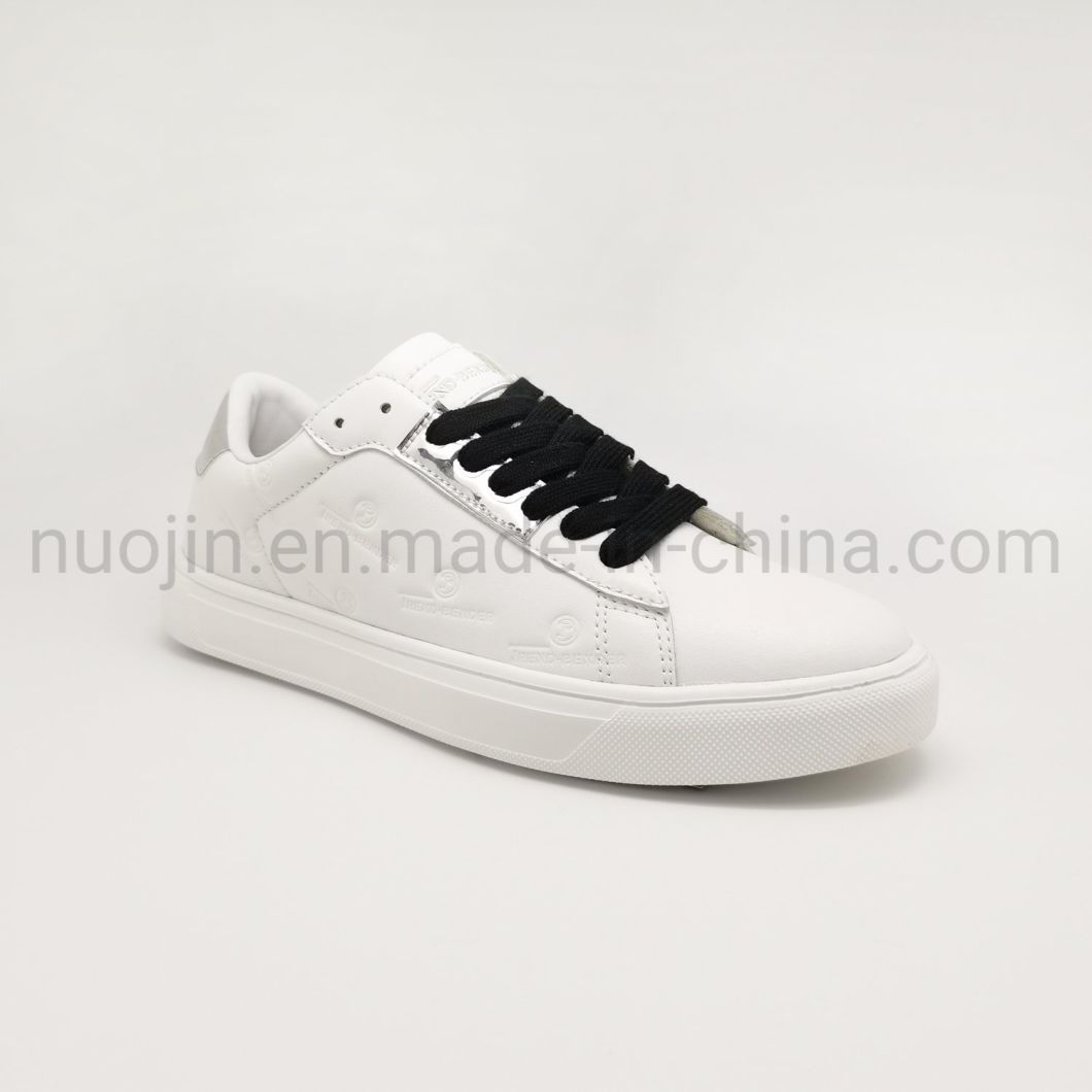 Petites chaussures blanches communes en cuir v&eacute;ritable pour femmes, nouvelles chaussures de planche polyvalentes &agrave; fond plat, tendance